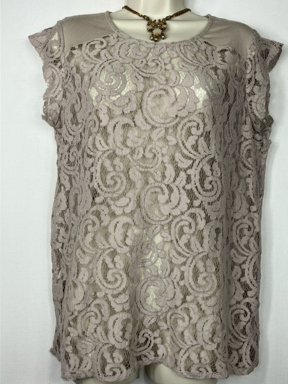 Chico's Lace Overlay Cap Sleeve Blouse in Taupe Sz Med DISCOUNTED SHIPPING